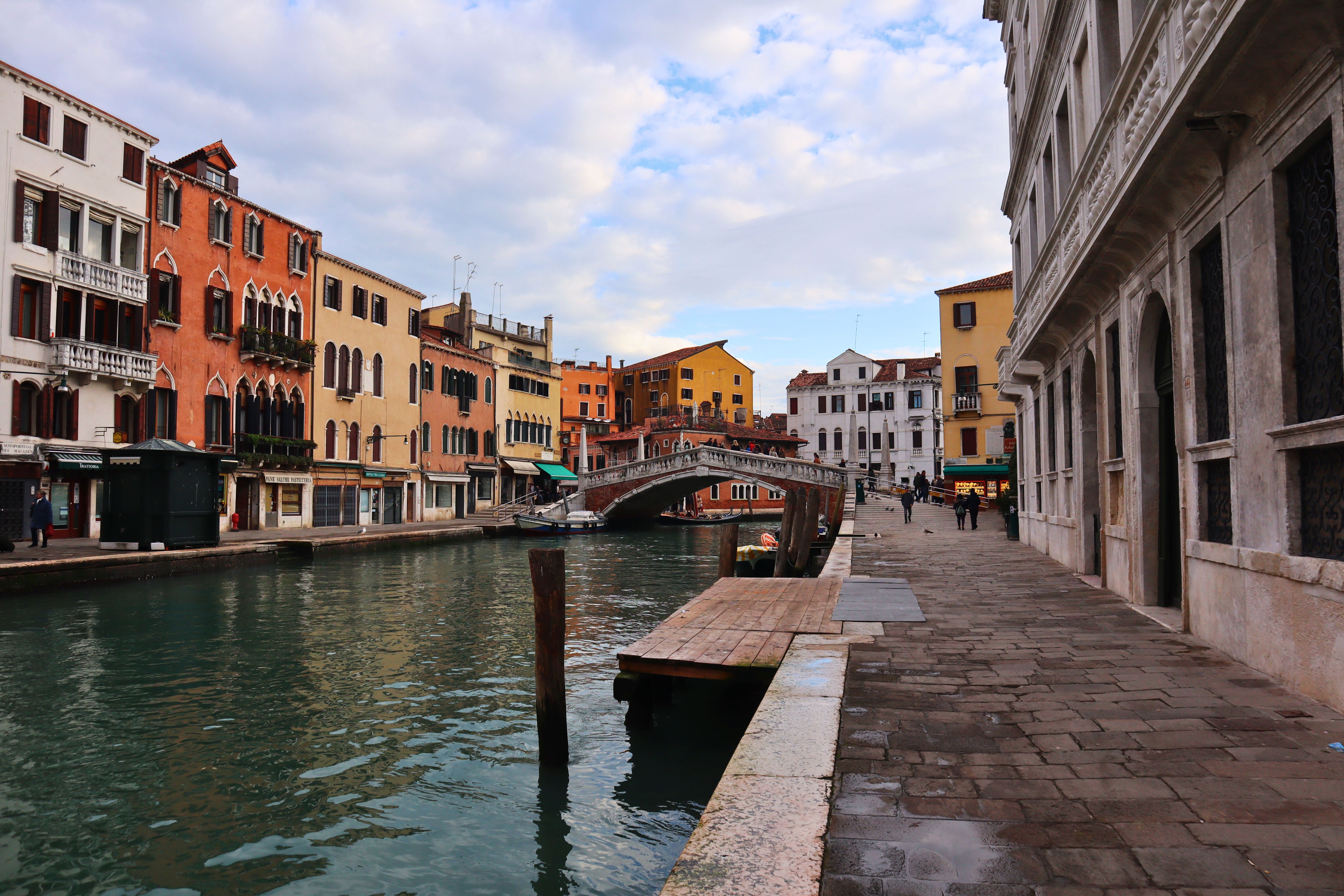 Riva di Venezia con palazzi colorati