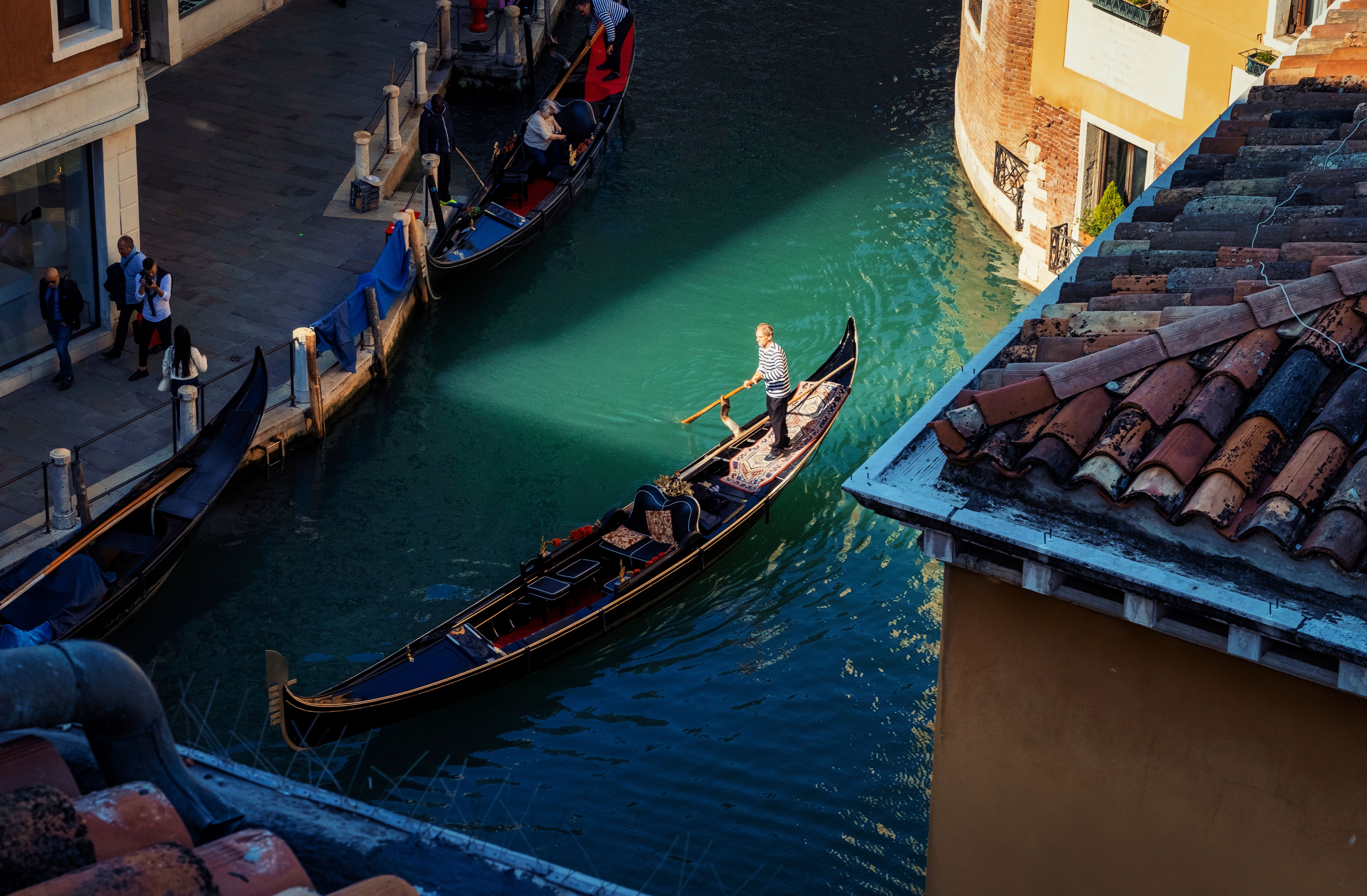 Gondoliere su un canale veneziano